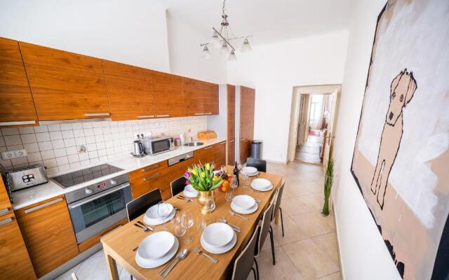 Kafka Apartment 4BR+2bath Old Town