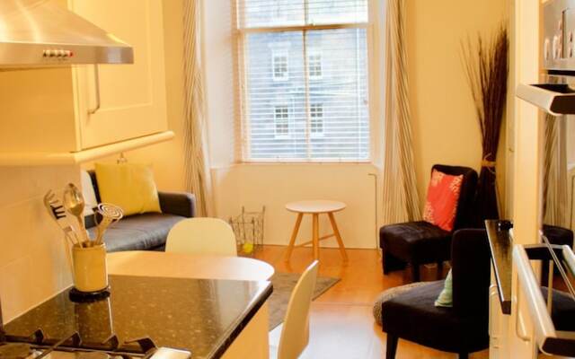 2 Bedroom Stockbridge Flat