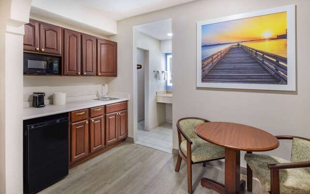 Days Inn & Suites by Wyndham Savannah Midtown