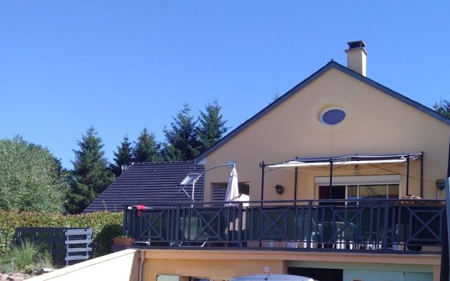 House With 2 Bedrooms in Salles-curan, With Wonderful Lake View, Enclosed Garden and Wifi