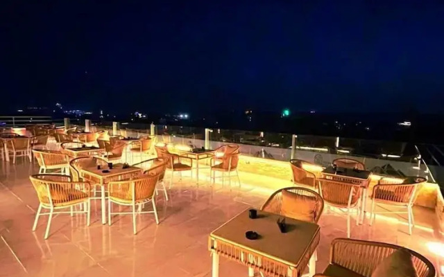 Pyramids sun temple view Inn