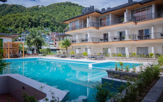 Majestic Lakefront Hotel & Suites