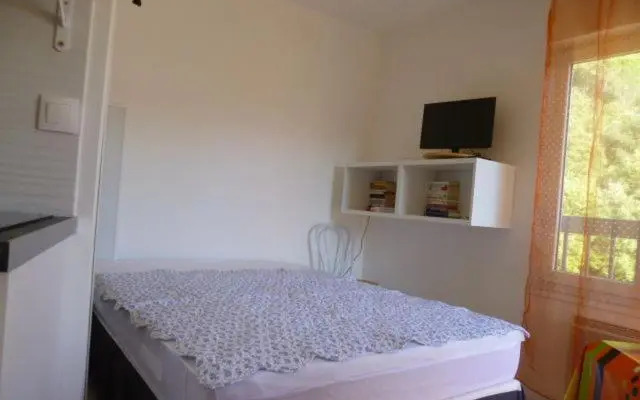 studio 23m² avec lit fixe en 140 et canapé clicclac