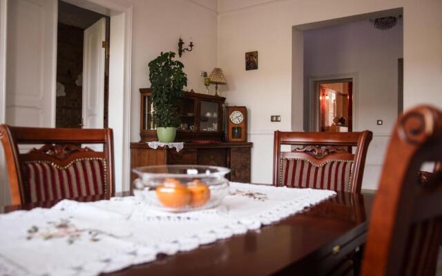 City center, sunny spacious luxury!