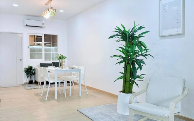 Minimalist Townhome Stay