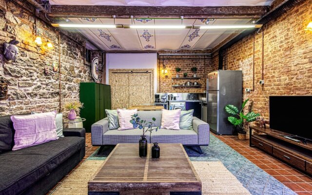 Centrally Located Historical Flat in Beyoglu