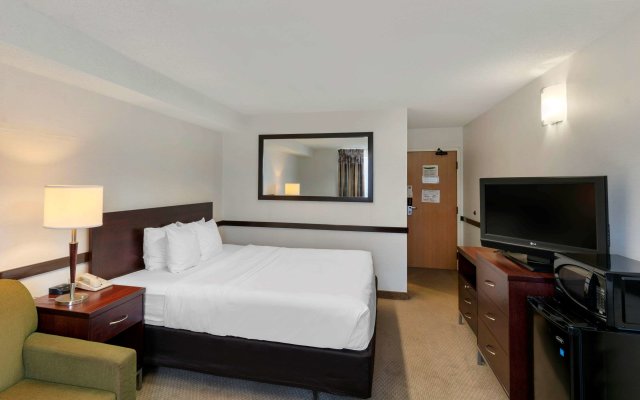 Quality Hotel & Suites Montreal East