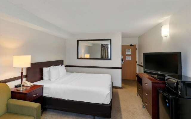Quality Hotel & Suites Montreal East
