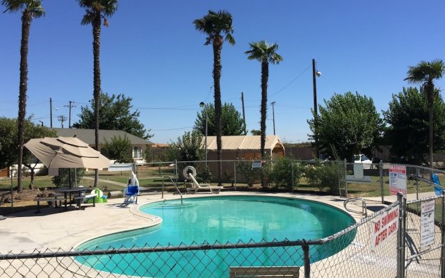 99 Palms Inn & Suites