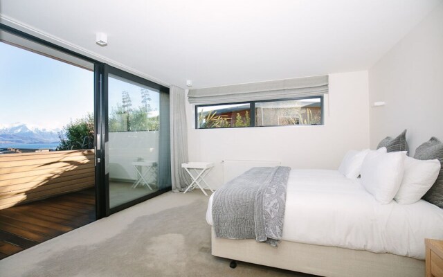 Clutha Place - Sleeps 8 - Lake Views - Balcony