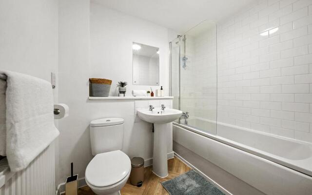 Contemporary, Modern, 2-Bed Apt, Prime Central MK