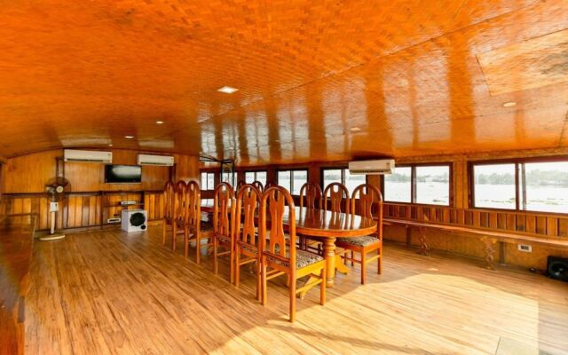 OYO 24146 Houseboat Anugraha 6bhk