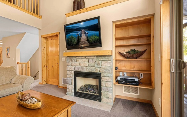 Gull Lake All-season Getaway w/ Private Deck