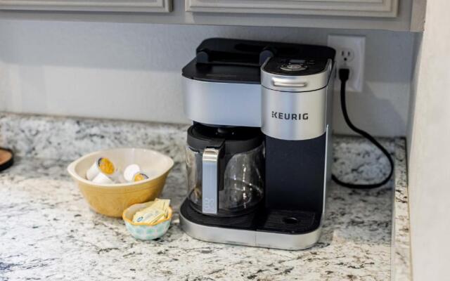 Charming Getaway near Tweety Bird Trail Backyard