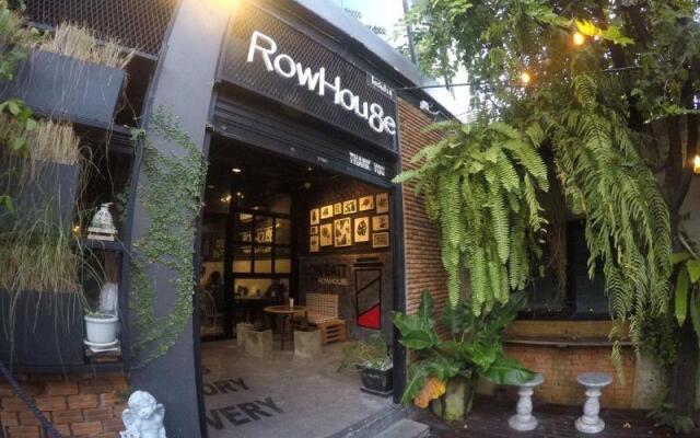 Row Hou8e Hostel