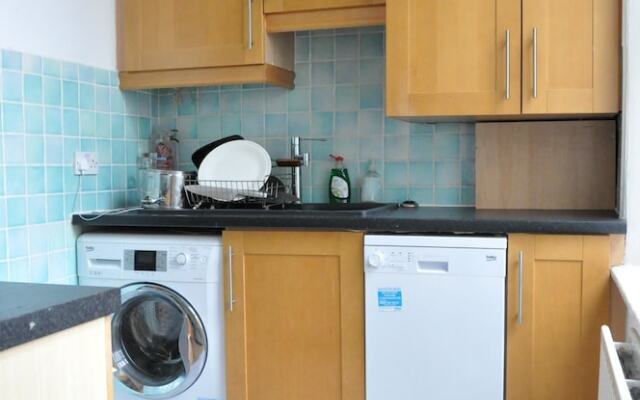 Bright 2 Bedroom Flat in Great Location
