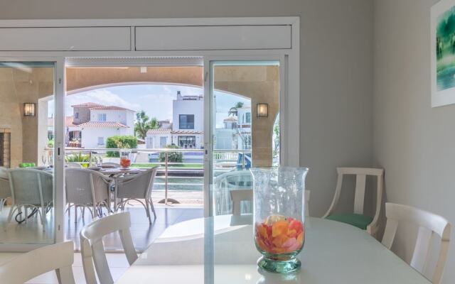 4 bedroom villa with pool in the channel of Empuriabrava