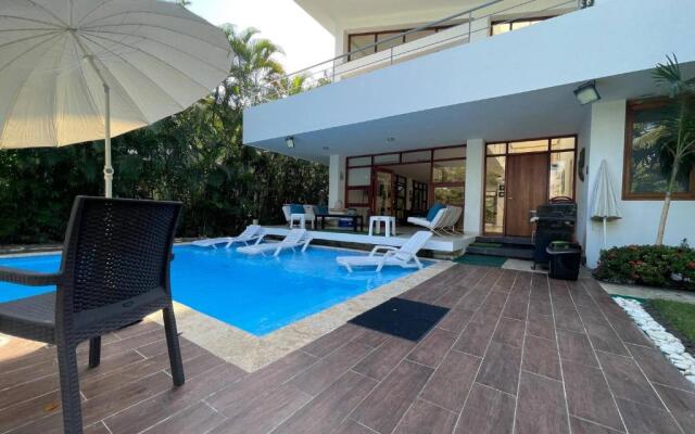 Spacious Trendy Villa At Metro Country Club