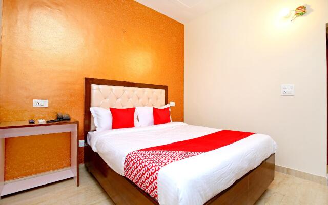 OYO 40307 Mohali Blue