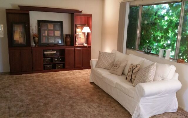 Quiet 2 Bdrm-Gourmet Kitchen-Comfy King