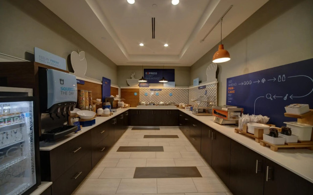 Holiday Inn Express & Suites Yukon by IHG