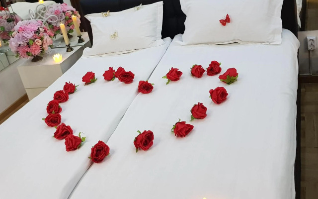 Mirrors Room Mega Mall National Arena