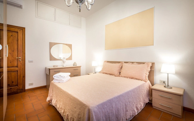 Classic Tuscany Apartment B by Mmega