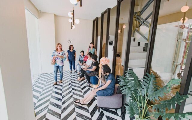 Crevice Hotel