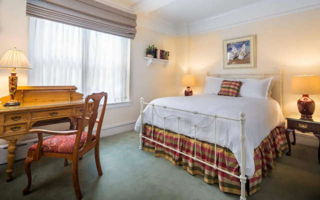 Roger Smith Hotel