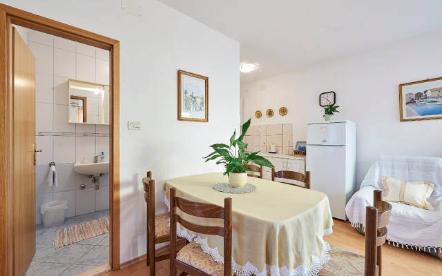 Apartment Ivanka - 200 m from sea: A1 Trogir, Riviera Trogir