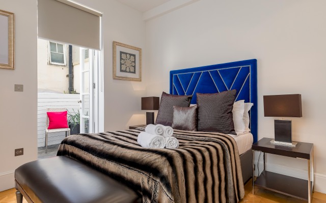 3-bed 3-bath with a private patio in Belgravia