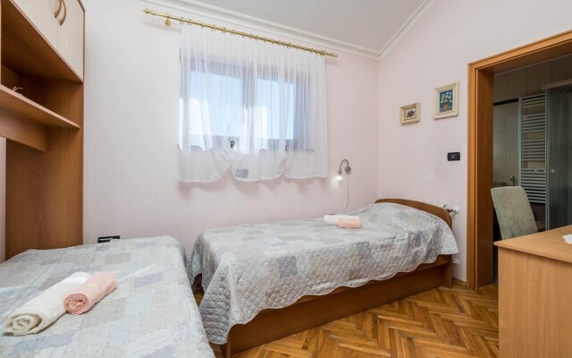 Amazing Home in Icici With Wifi and 2 Bedrooms