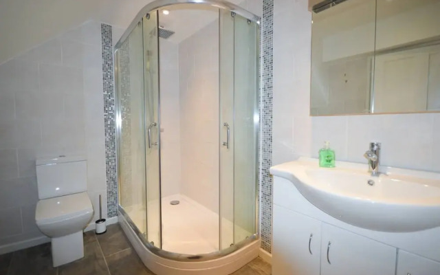 Stylish 3 Bedroom Maisonette Near City Centre