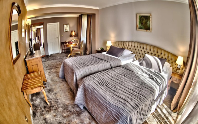 Meg Lozenetz Hotel