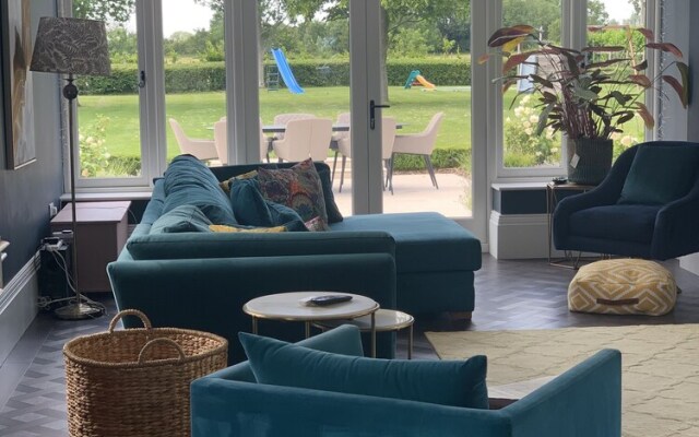 Stylish 5-bed Coach House in Badgworth