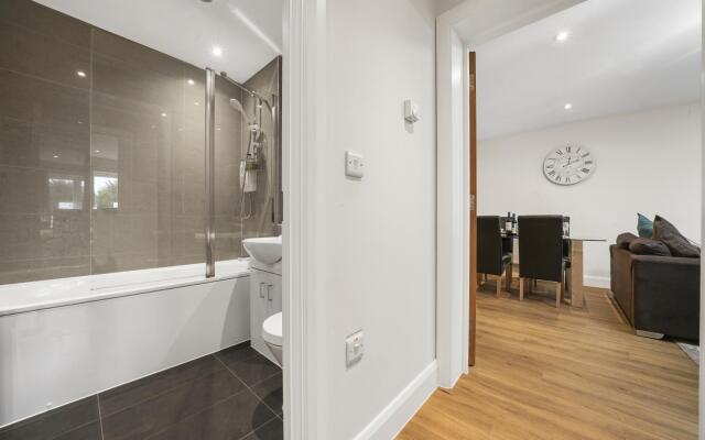 London Heathrow Living Serviced Apartments- Apt 10