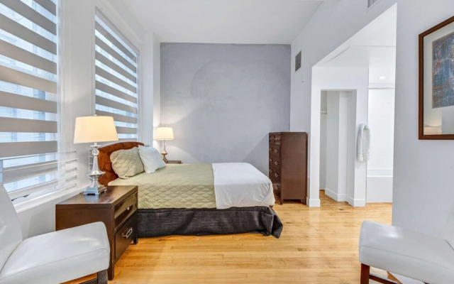 Stylish 2br/2ba At HWH by Oneluxstay