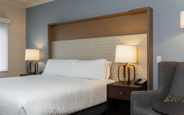 Holiday Inn Victoria Elk Lake by IHG