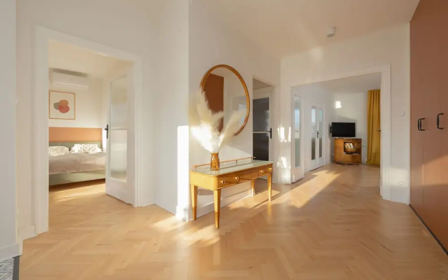 Apartment for 6 in the Heart of Warsaw