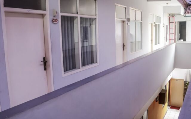 Ten House Guest & Resto by RedDoorz