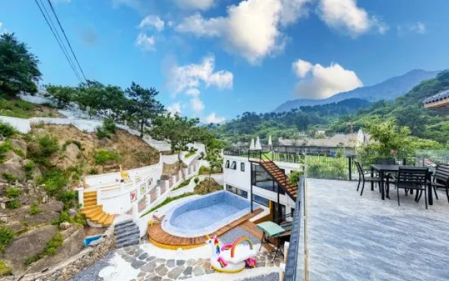 Shiyue Shanman Garden Hot Spring Resort Hotel