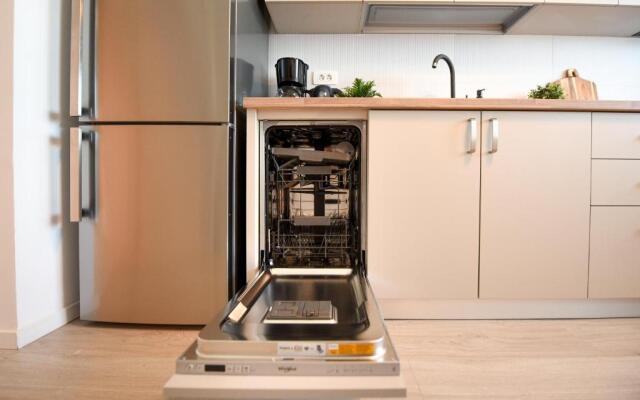 SUGAR RUSH - Modern 1BR Apt with Balcony