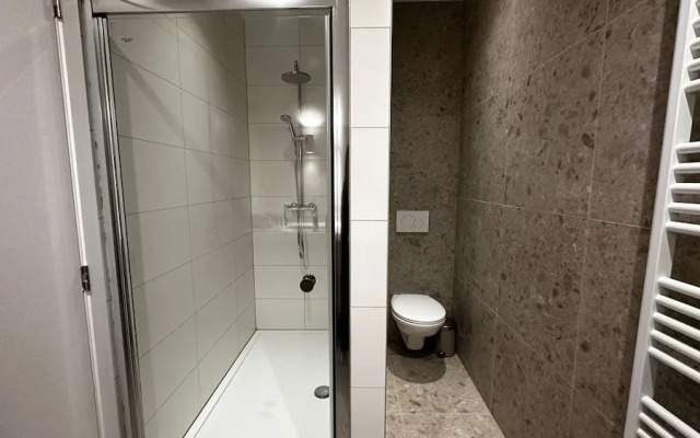 Luxury 1BR Near Fashion District by Oneluxstay