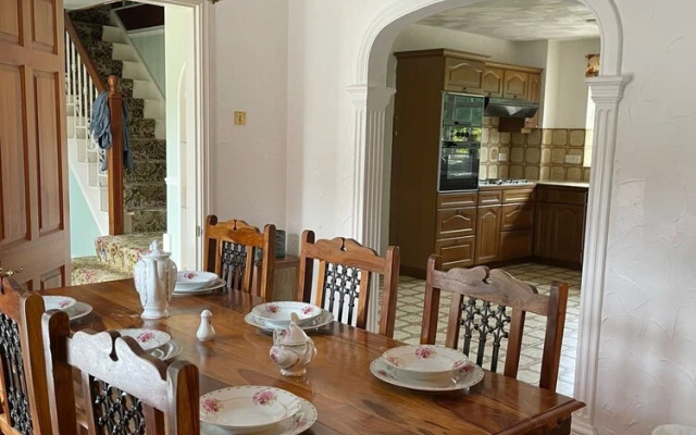 Unwind in Comfort at Cosy Caradus Free Parking
