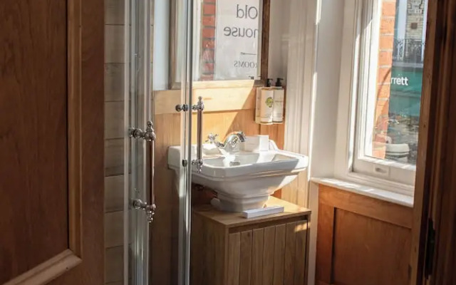 The Old Farmhouse Pub & Rooms