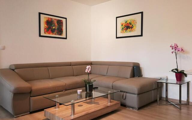 Central-Apt at Lake, CityCenter 5min, Fair 18min!!!