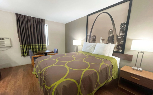 Super 8 by Wyndham Eureka/Six Flags Nearby