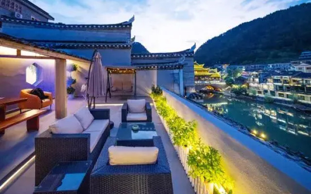 Yinxi Linjiang Homestay (Phoenix Ancient Town Tuojiang Yunqiao Branch)