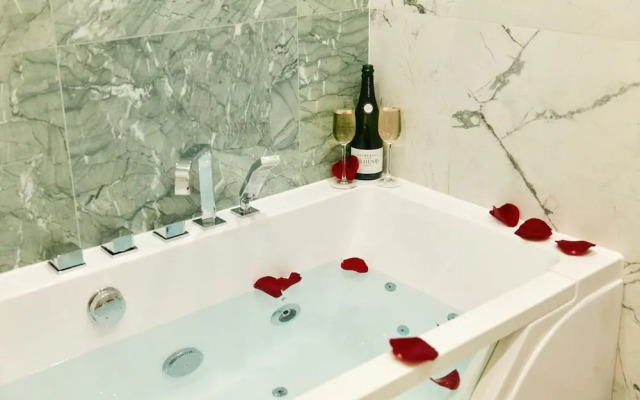 Lavie Maison Central Marais AC Hot Tub
