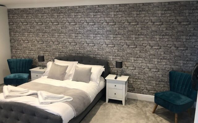 Beautiful Family Home With 42ft Pool & Cinema Room